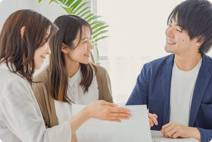 男性と女性が会話をしている様子の画像